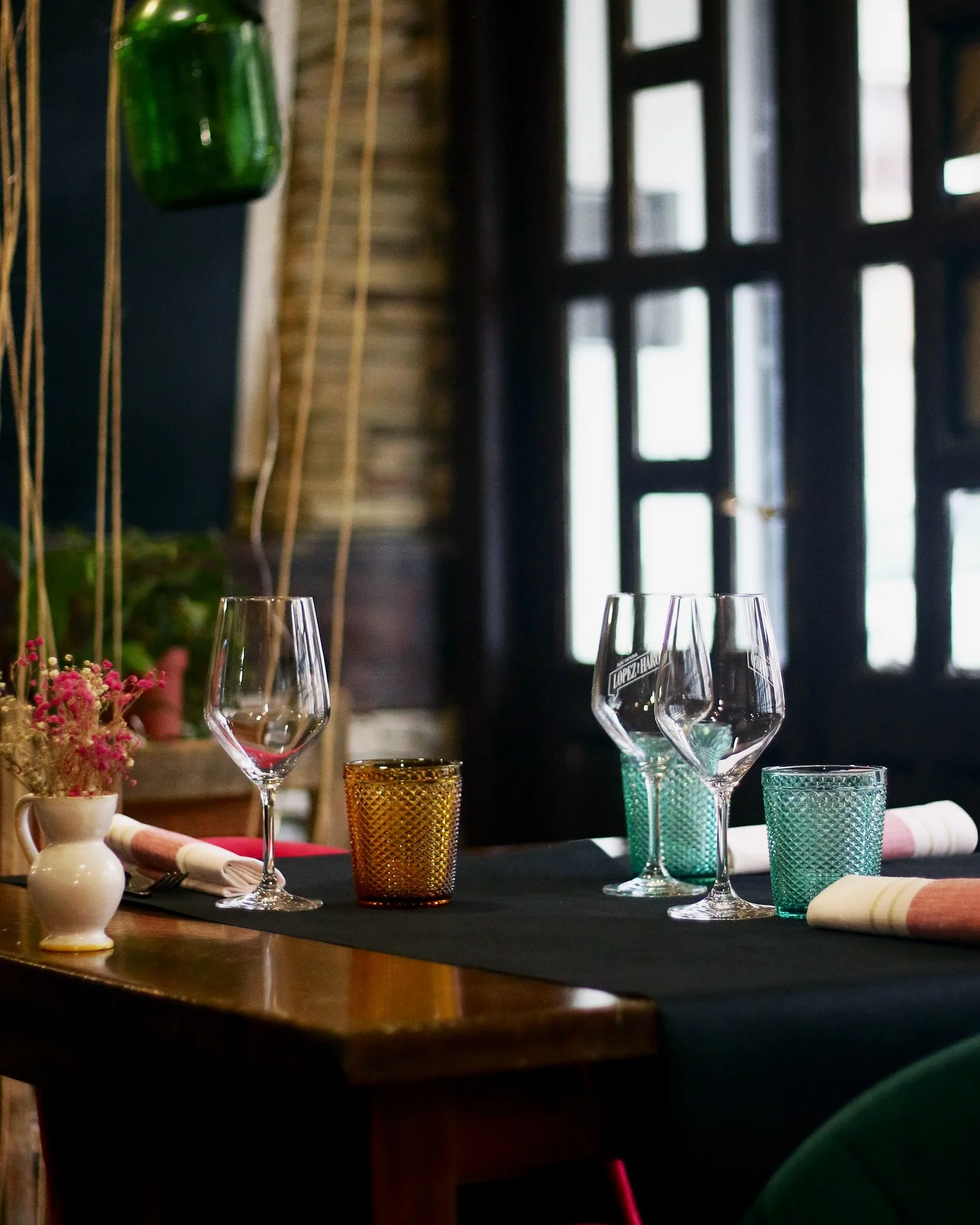 Mesa preparada en el comedor