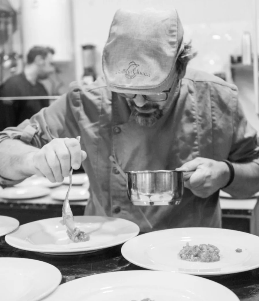 Santiago López emplatando en la cocina
